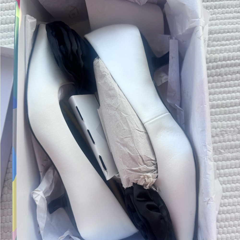 Katy Perry White Pointed Toe Pumps Micro Heel Rosette Statement 7 - Picture 2 of 9